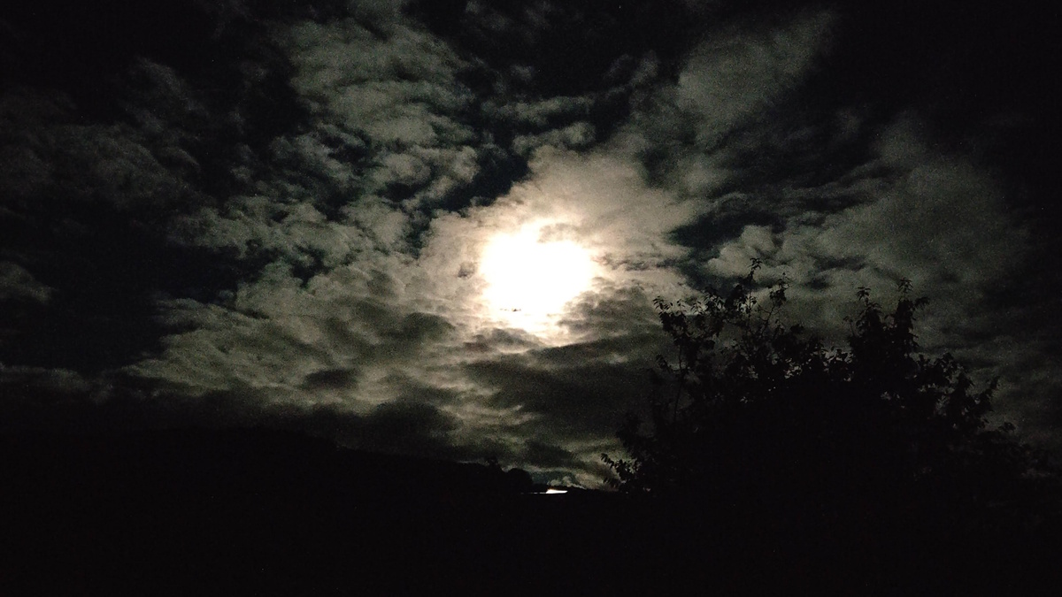 Mond im Dunkeln