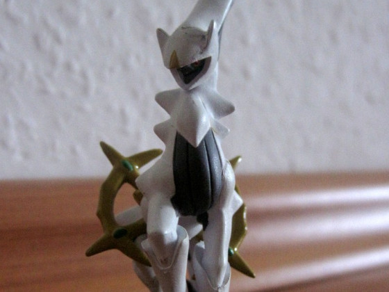 Arceus-Figur aus den Pokemonday 2010