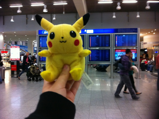 Pikachu Plüsch im Frankfurt a.M. Flughafen