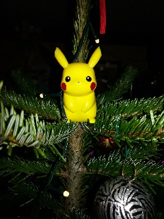 Pikachu im Weihnachtsbaum